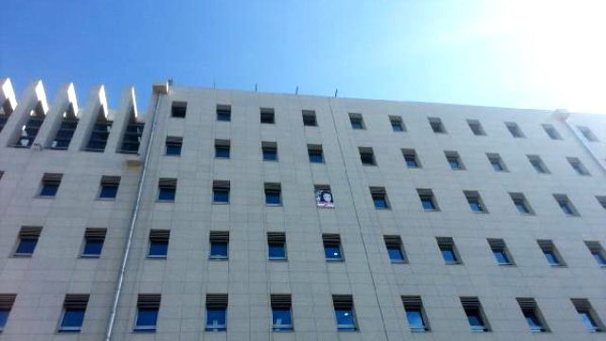 CHP\'li Tanal TBMM\'deki Odasının Camına \'Cansel\' Pankartı Astı