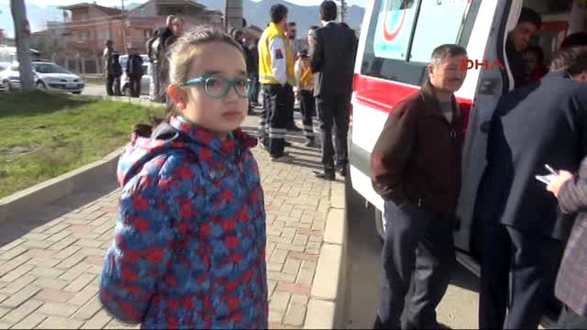 Denizli Öğrenci Servisi ile Otomobil Kavşakta Çarpıştı: 14 Yaralı