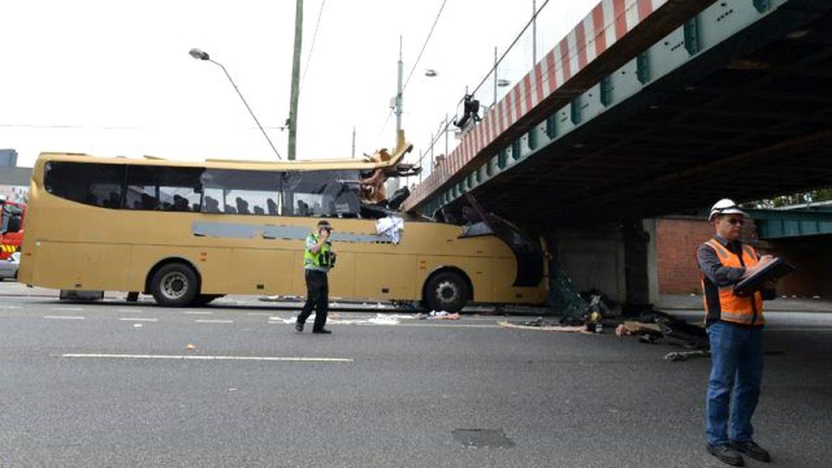 Dikkatsiz Şoför Üst Geçide Çarptı