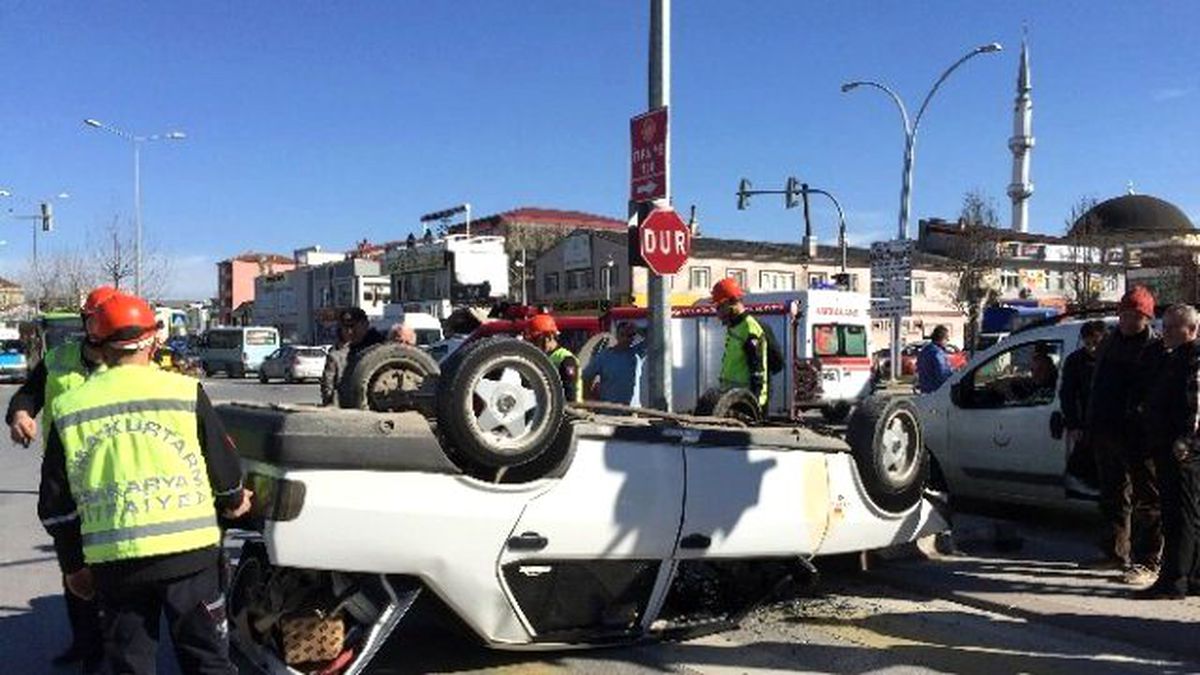 Direksiyon Hakimiyetini Kaybeden Sürücü Tabelaya Çarpıp Ters Döndü