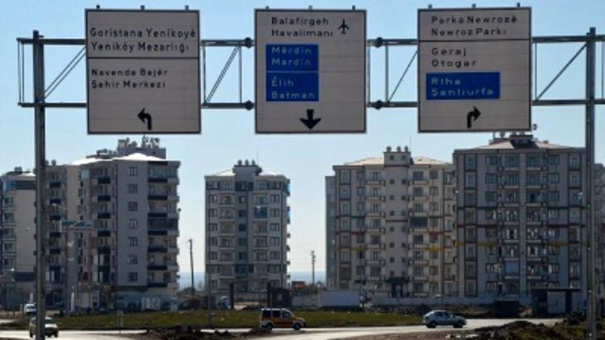 Diyarbakır\'da Çok Dilli Yer ve Yön Levhaları Asıldı