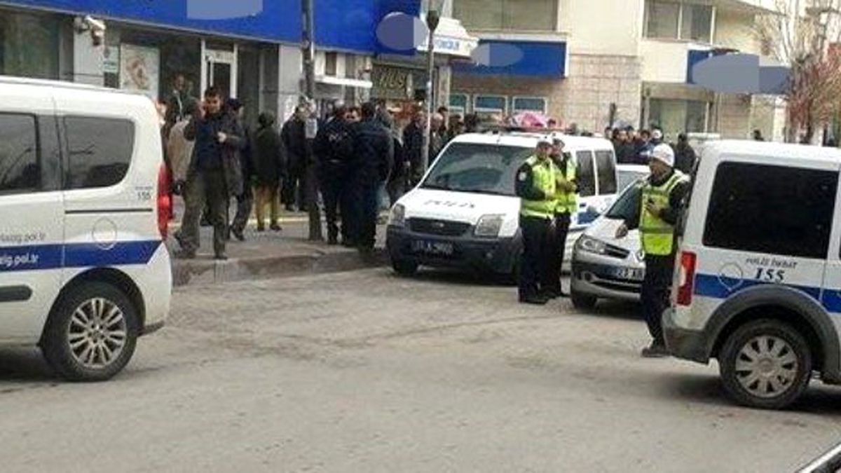 Elazığ'da Kadın Kendisini Aldatan Sevgilisini Silahla Kovaladı