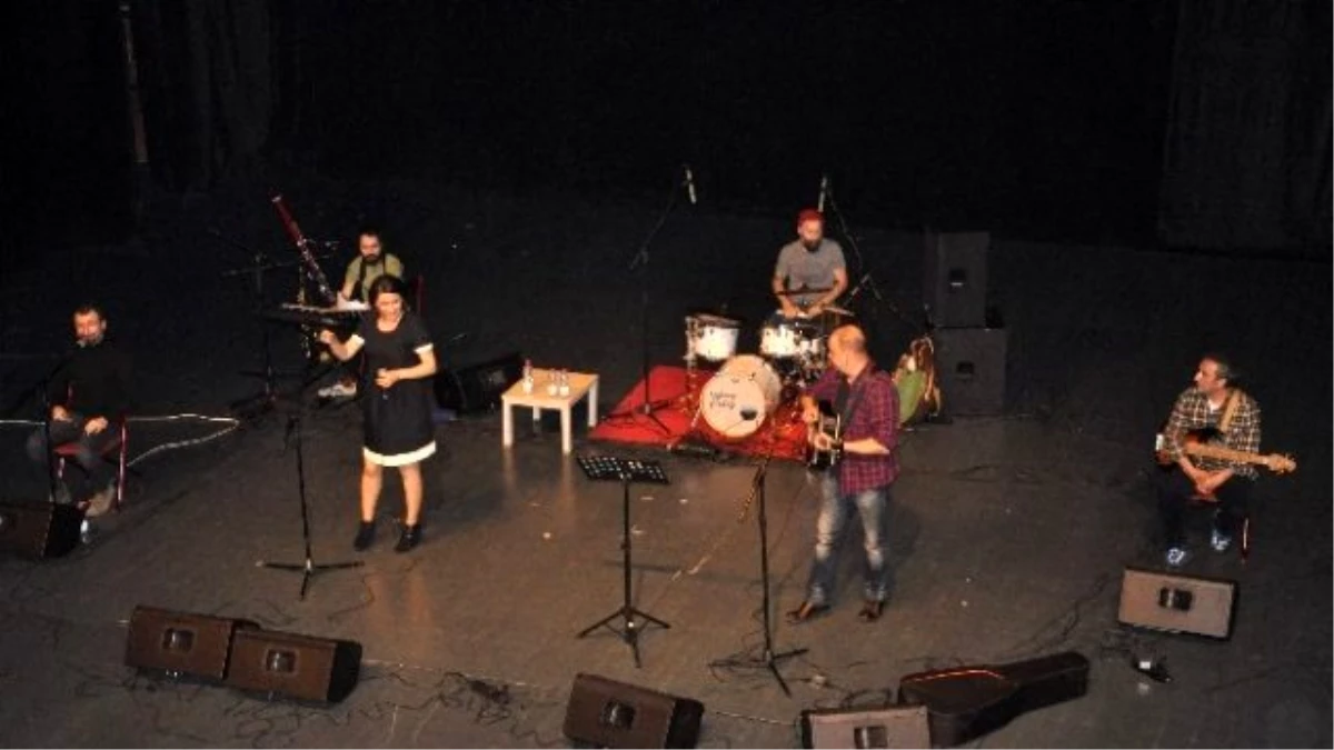 Ezginin Günlüğü Gebzeli Hayranlarına Unutulmaz Bir Konser Verdi