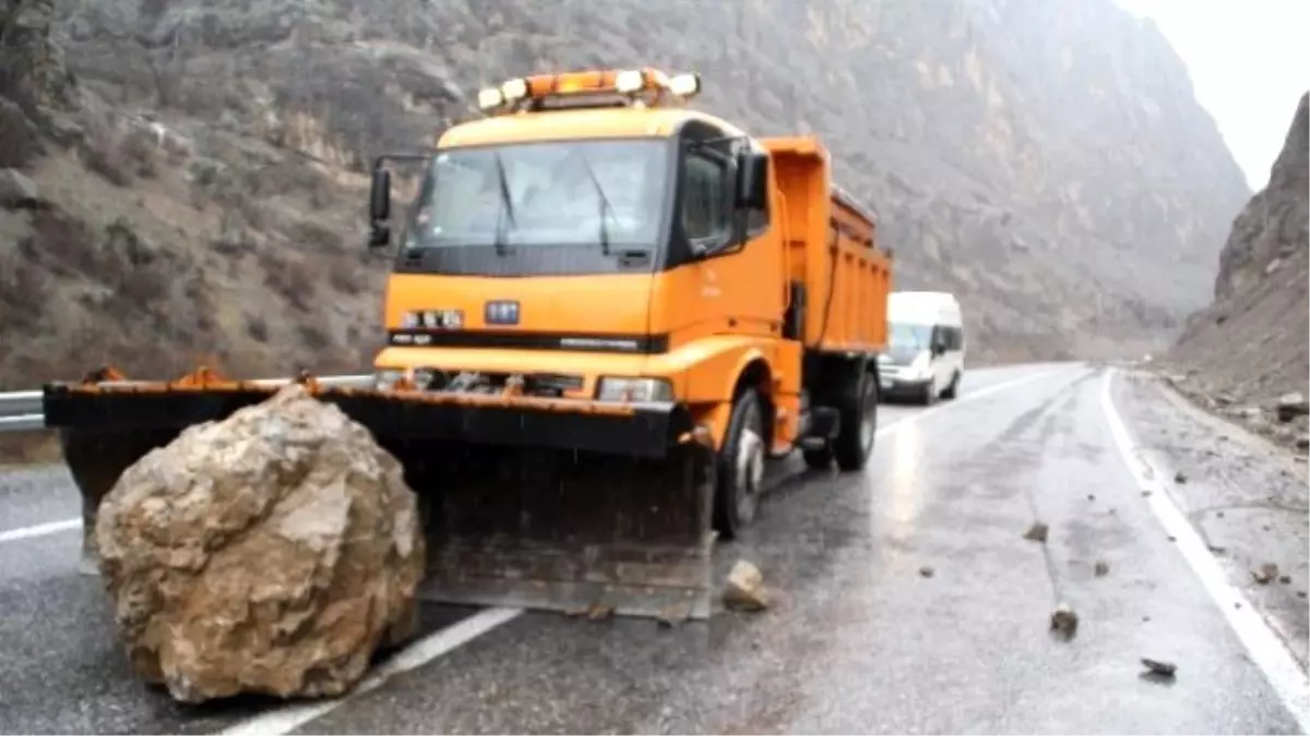 Hakkari\'de Karayoluna Düşen Kayalar Korkuttu