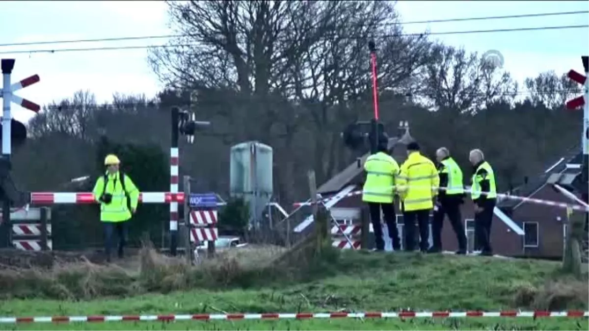 Hollanda\'da Yolcu Treni Vince Çarptı