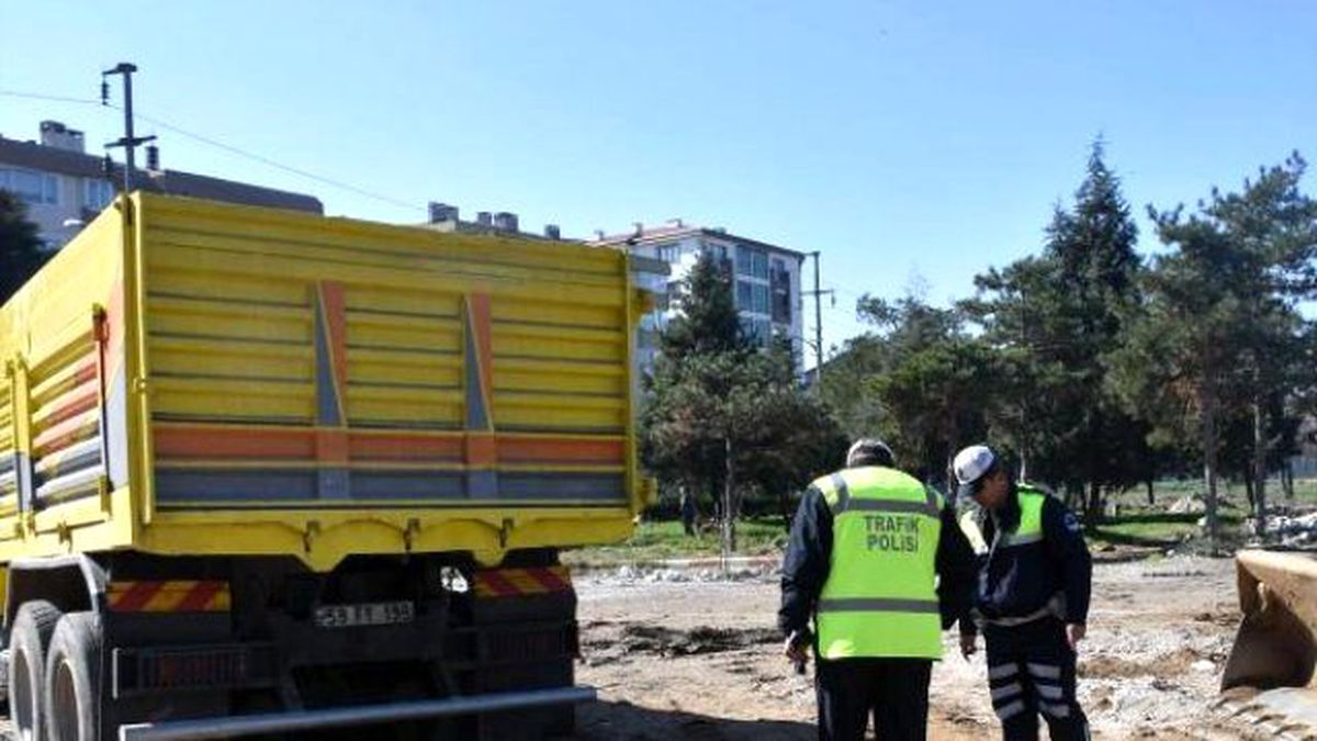 Kepçe Operatörü, Manevra Yapan Kamyonun Altında Kaldı