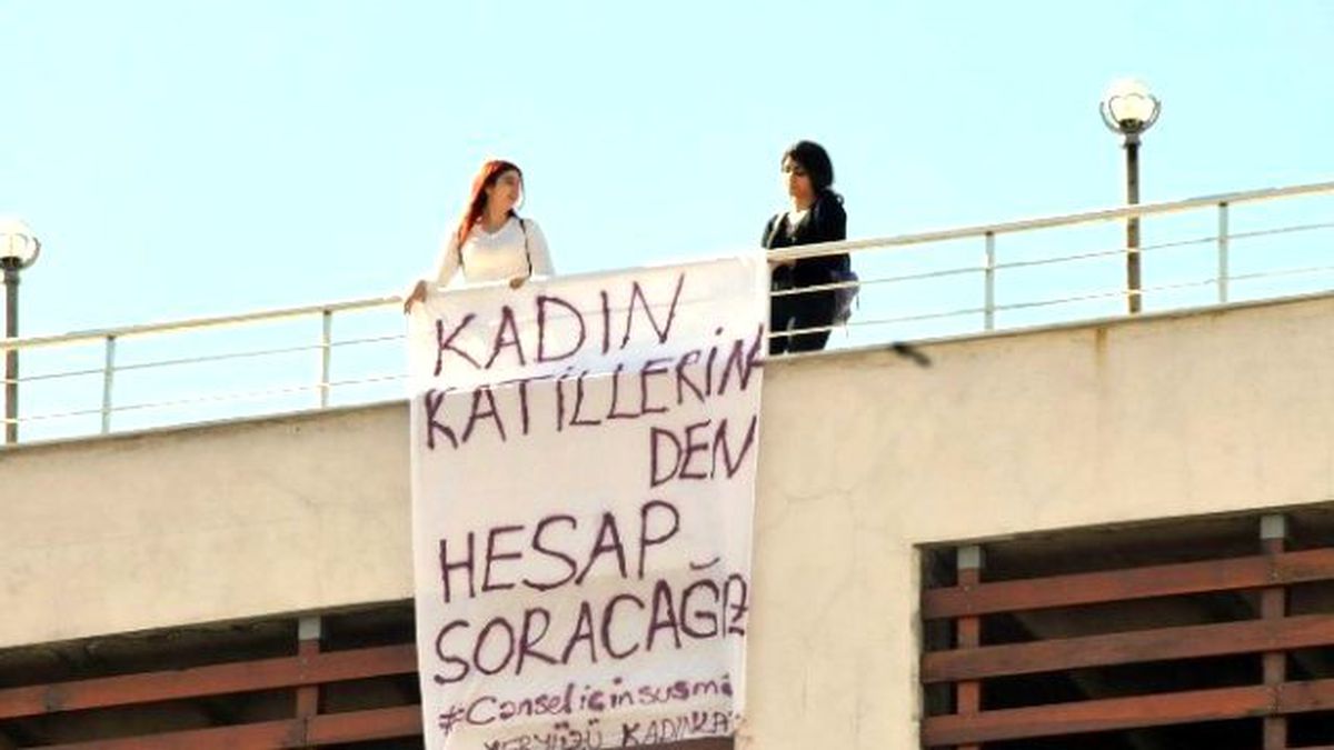 Muğla\'da Genç Kızlar Kadın Cinayetleri İçin Eylem Yaptı