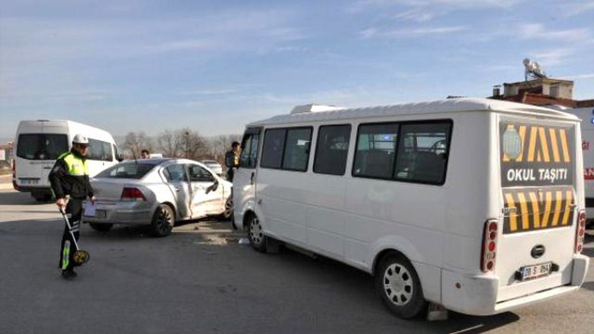 Öğrenci Servisi ile Otomobil Kavşakta Çarpıştı: 14 Yaralı
