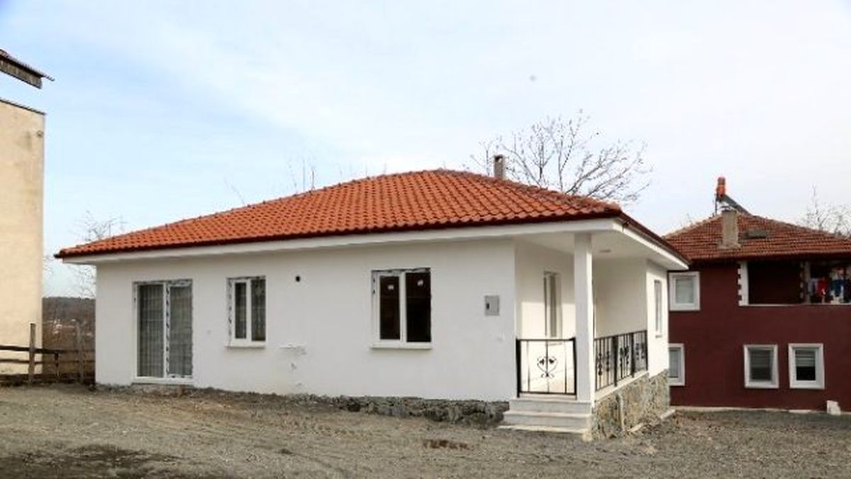 Sapanca Belediyesi Evsiz Kalan Bir Aileye Yardım Etti