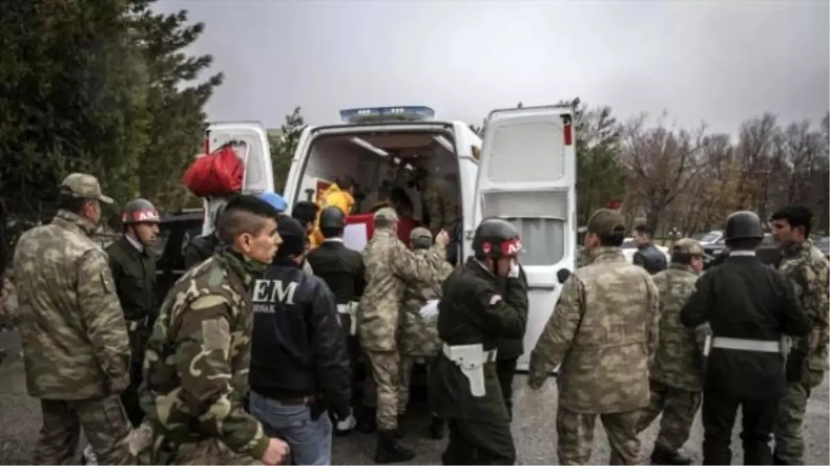 Şehit Tabutu Taşıyan İnzibat Gözyaşlarına Boğuldu