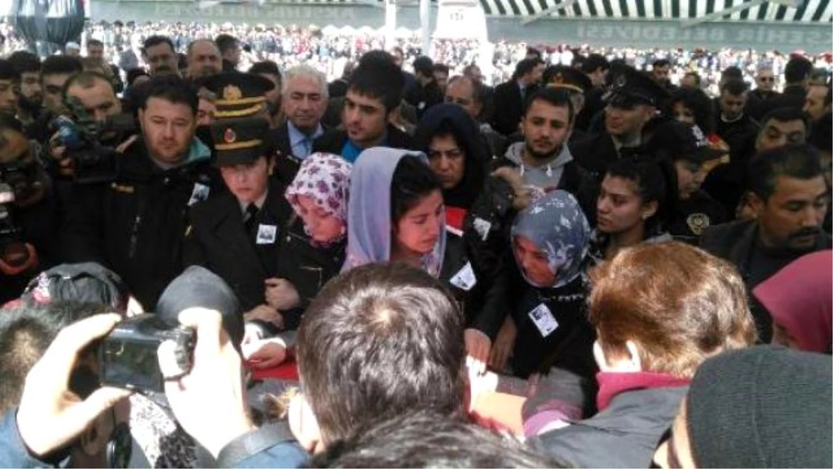 Akşehir\'de Şehit Annesi Acı Haber Sonrası Kalp Krizi Geçirdi