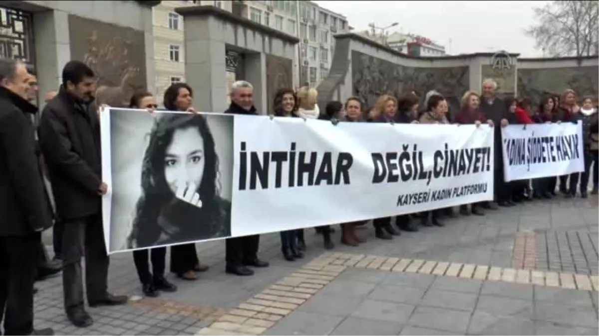 Stk\'lar Cinsel İstismarı Protesto Etti