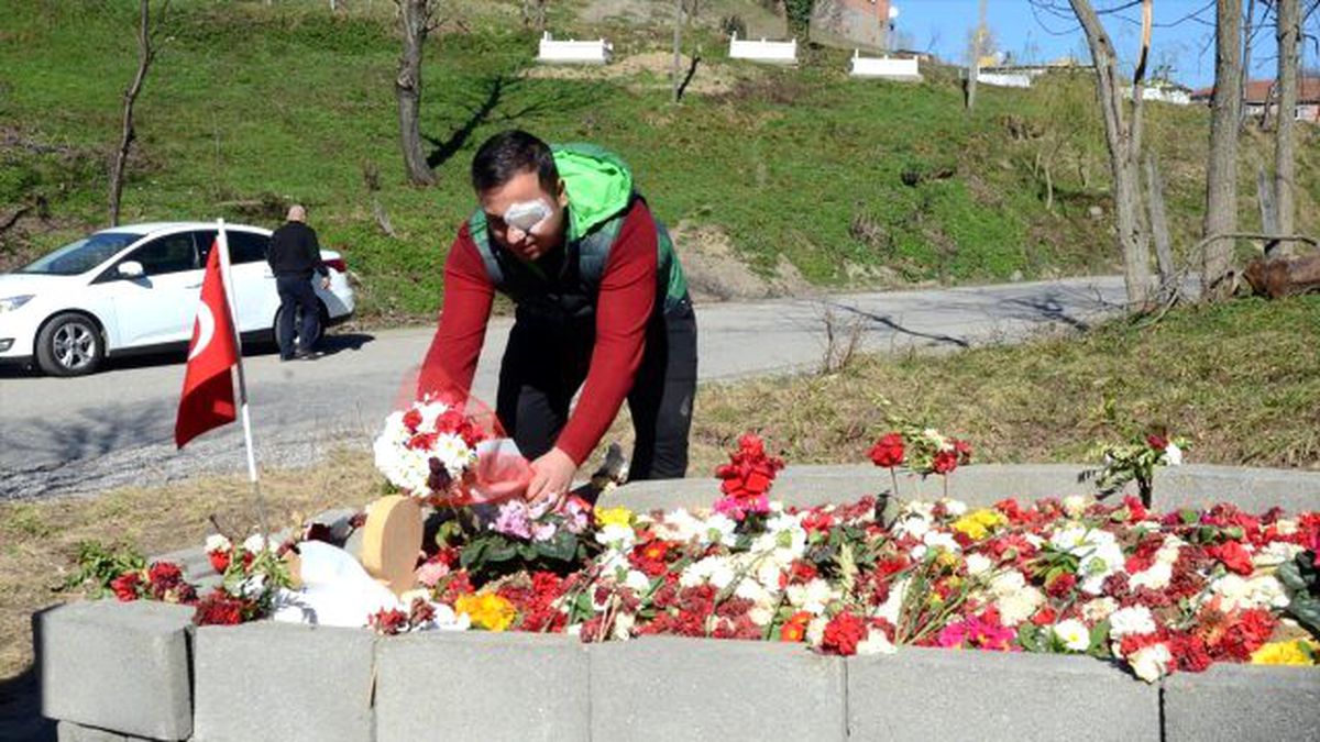 Yaralı Asker, Şehit Arkadaşını Mezarı Başında Ziyaret Etti
