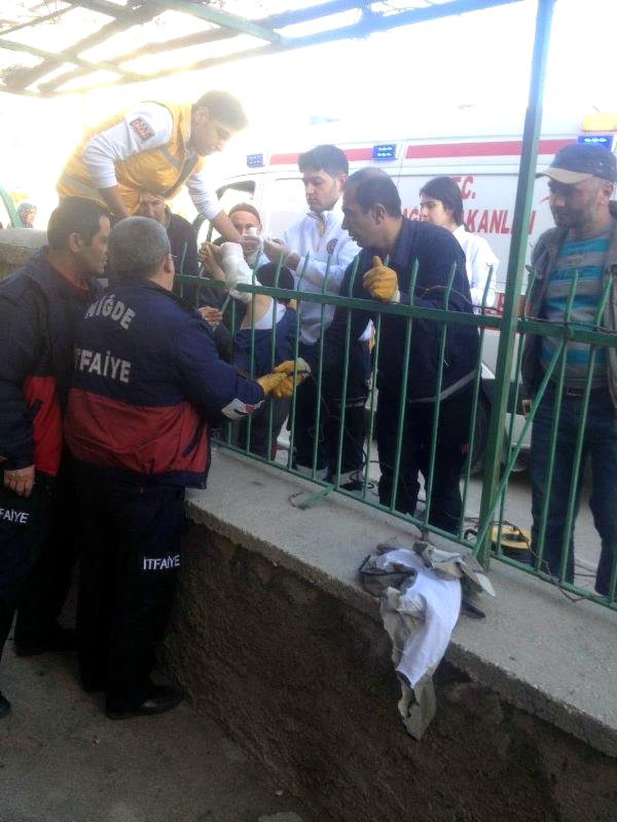 10 Yaşındaki Çocuğun Koluna Korkuluk Demiri Saplandı
