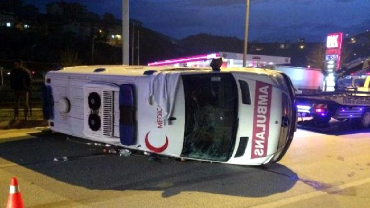 Ambulans ile Üç Otomobil Çarpıştı: 6 Yaralı