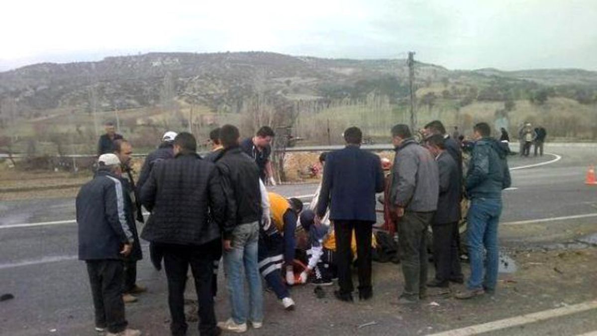 Ambulansla Traktör Çarpıştı: 4 Yaralı