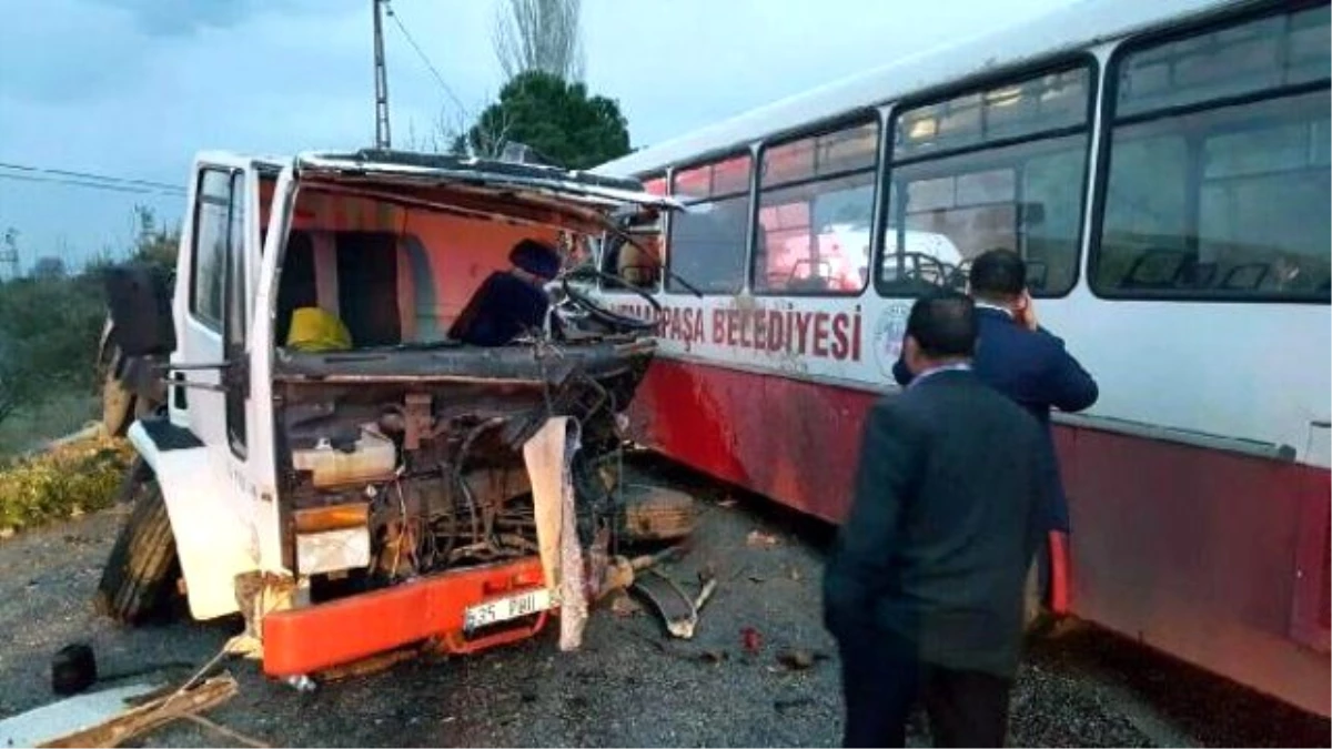 İzmir\'de Kayganlaşan Yolda Korkunç Kaza! Otobüs ile Vidanjör Çarpıştı