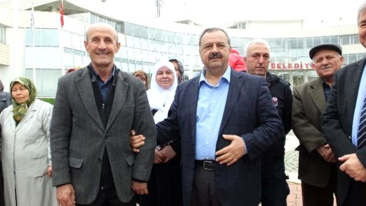 Burhaniye\'de Başkan Uysal Umreci Uğurladı