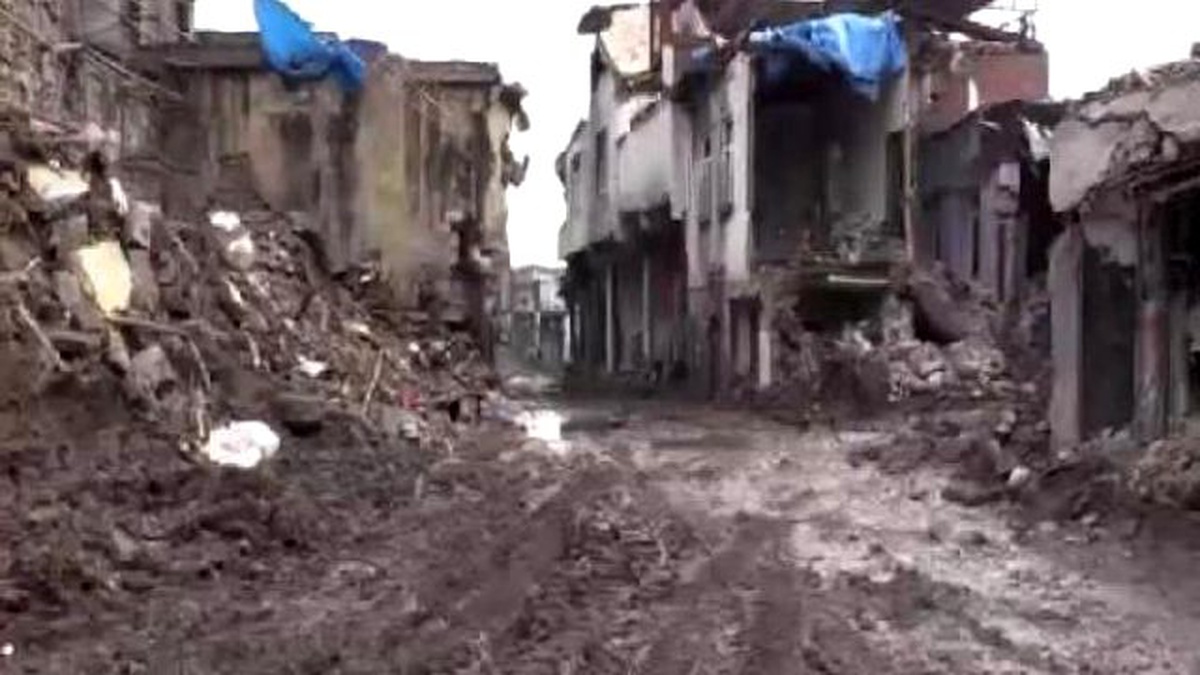 Diyarbakır Sur\'da Teröristlerin Teslim Olma Anları Kameraya Yansıdı