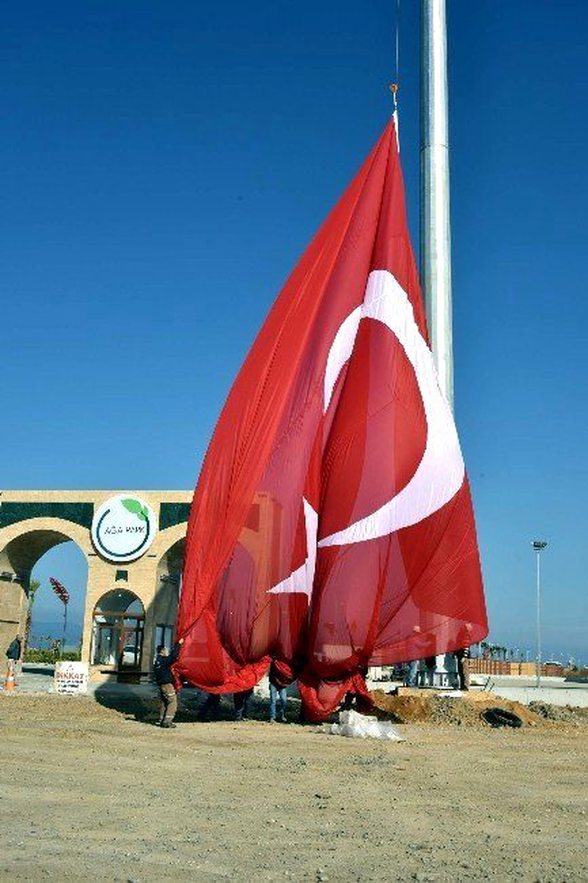 Ege ve Akdeniz\'in En Büyük Türk Bayrağı Aliağa\'da Dikildi