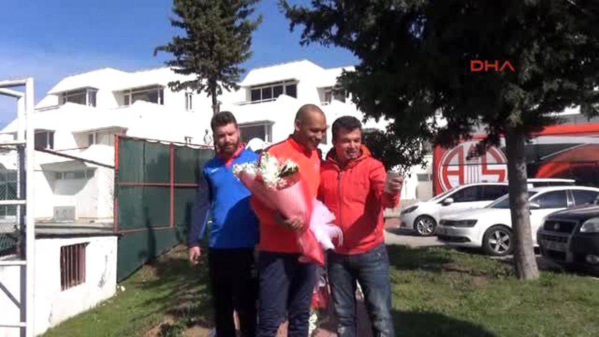 Eto\'o ve Morais\'e Çiçekli Sürpriz
