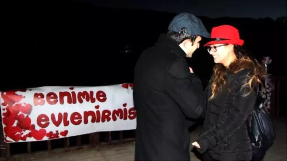 Gölcük'te Kemanlı Sürpriz Evlenme Teklifi