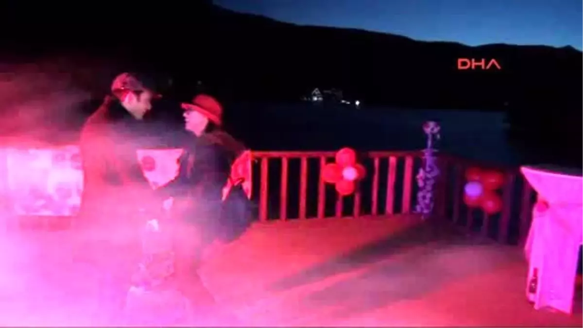 Gölcük'te Kemanlı Sürpriz Evlenme Teklifi