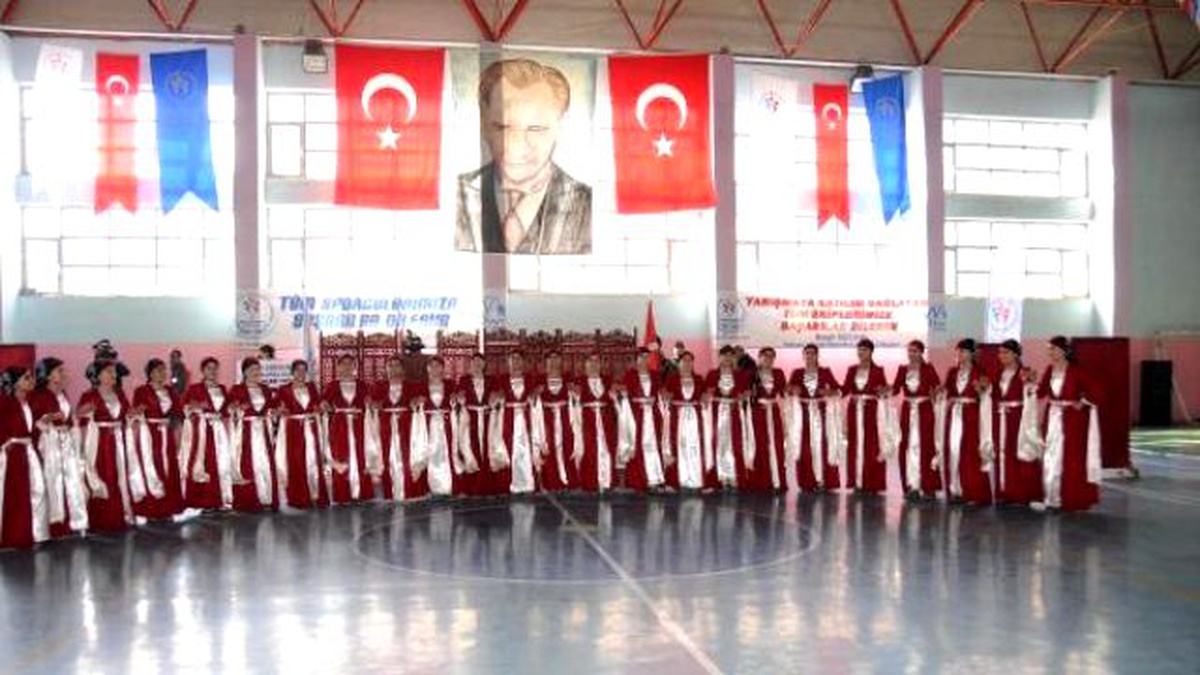 Hakkari\'de Okullar Arası Halk Oyunları Yarışması Yapıldı
