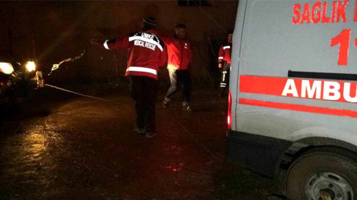 Hasta Kurtarmaya Giden Ambulans Çamura Saplandı