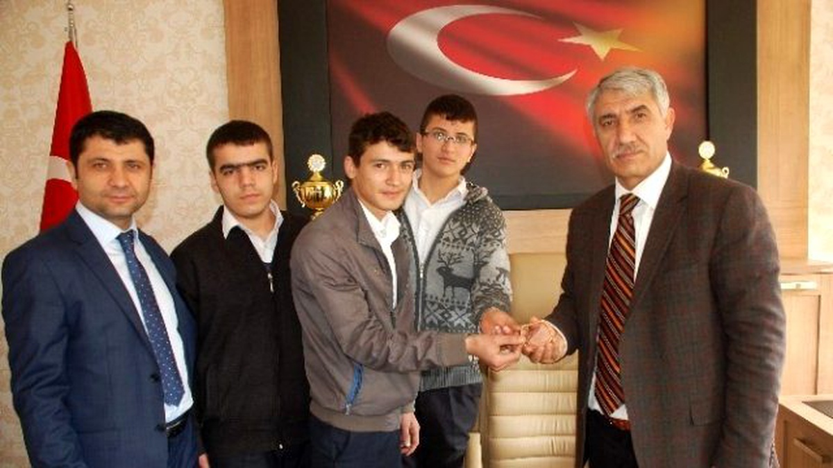 İmam Hatip Lisesi Öğrencileri Buldukları Altın Bileziği Okula Teslim Etti