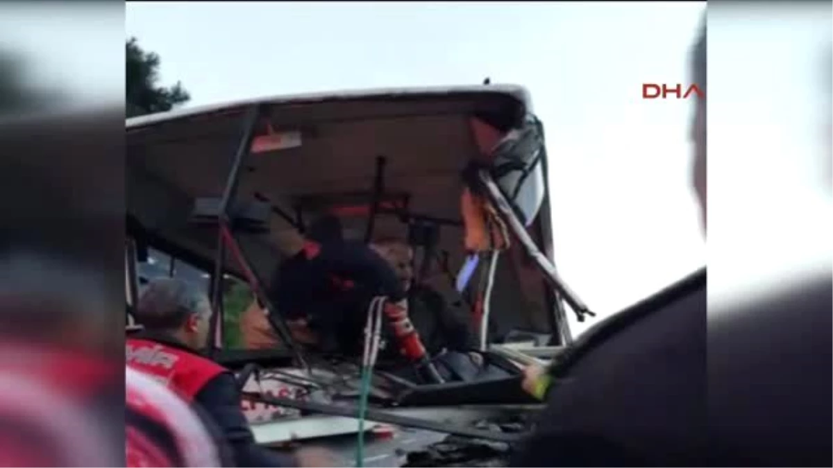 Kemalpaşa Belediye Servis Otobüsü Vidanjörle Çarpıştı: 22 Yaralı