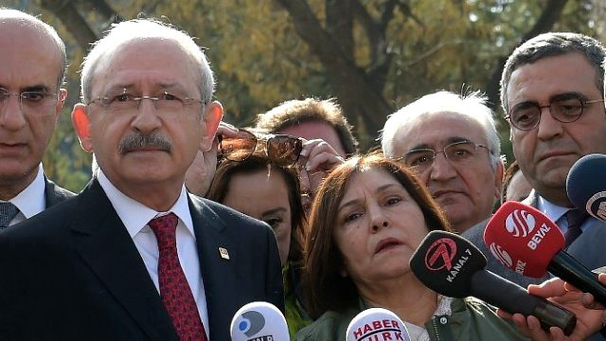 Kılıçdaroğlu, Patlamanın Meydana Geldiği Alana Hayatını Kaybedenler İçin Karanfil Bıraktı