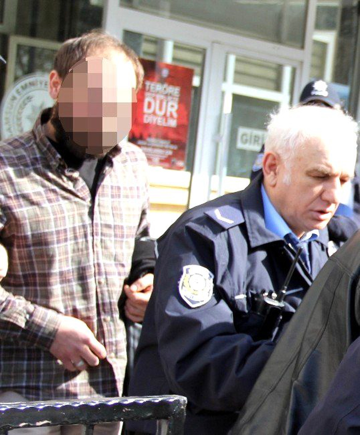 Kırmızı Işıkta Geçen Aracın Sürücüsü Esrarla Yakalandı