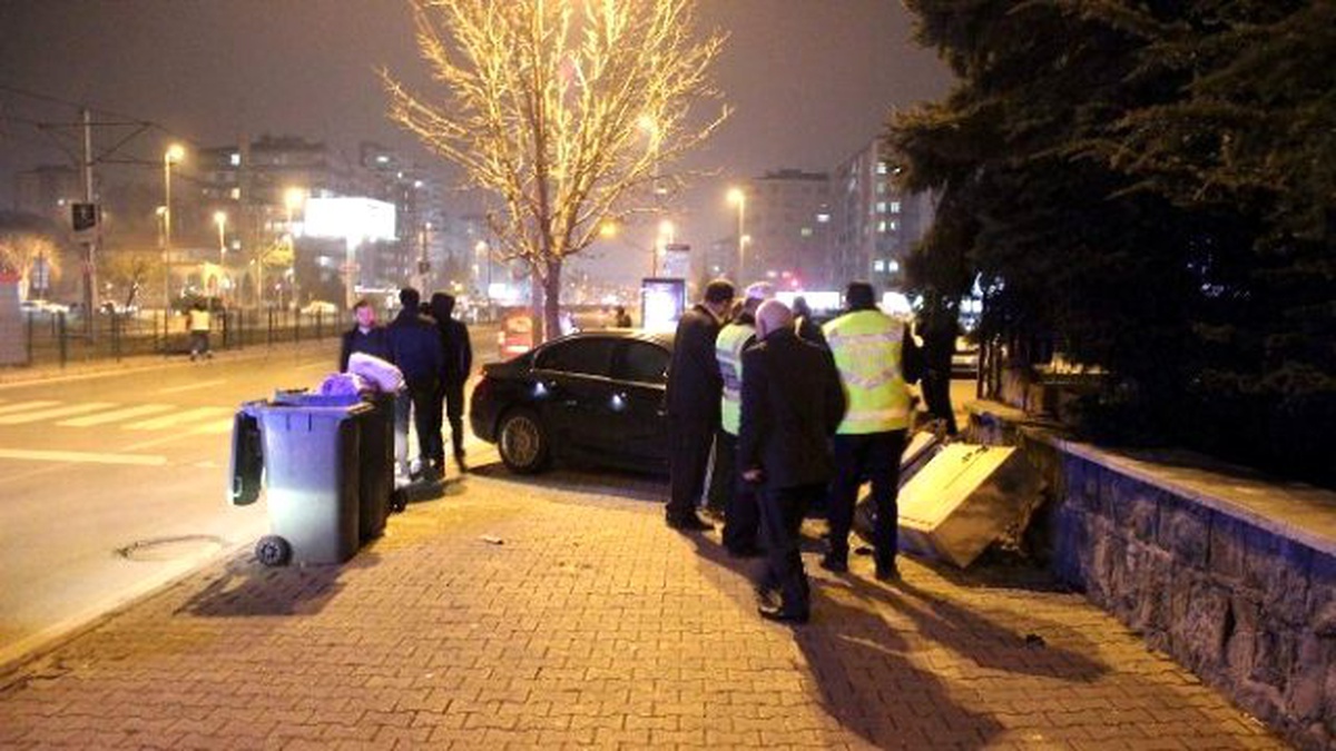 Kontrolden Çıkan Otomobil Duvara Çarparak Durabildi