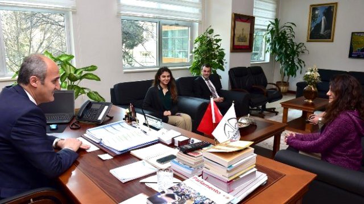 Lise Öğrencileri Başkan Okay ile Röportaj Yaptı