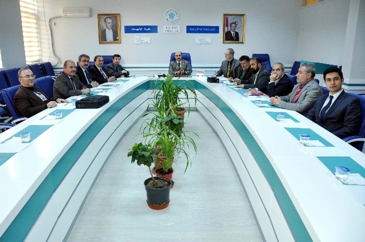 Neü Yuvarlak Masa Seminerleri Devam Ediyor