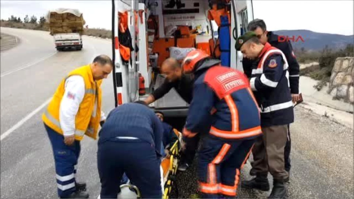 Sakarya\'da Tır Karşıdan Gelen Tıra Çarptı: 1 Yaralı