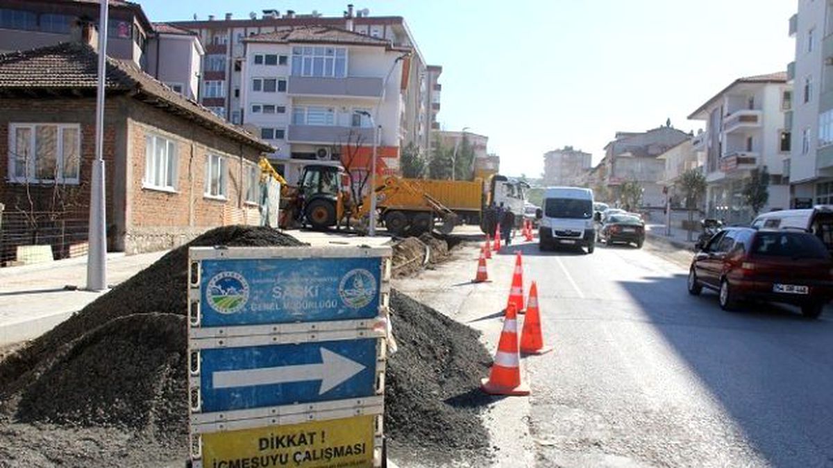 Serdivan\'da Bağlar Caddesi\'nin İçmesuyu Hattı Yenileniyor