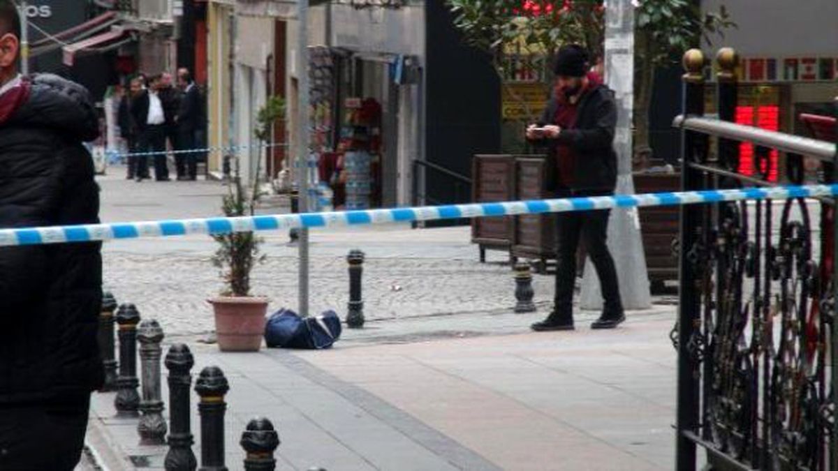 Beyoğlu'nda Şüpheli Çantayı Hiçbir Önlem Almadan Sivil Polis Açtı