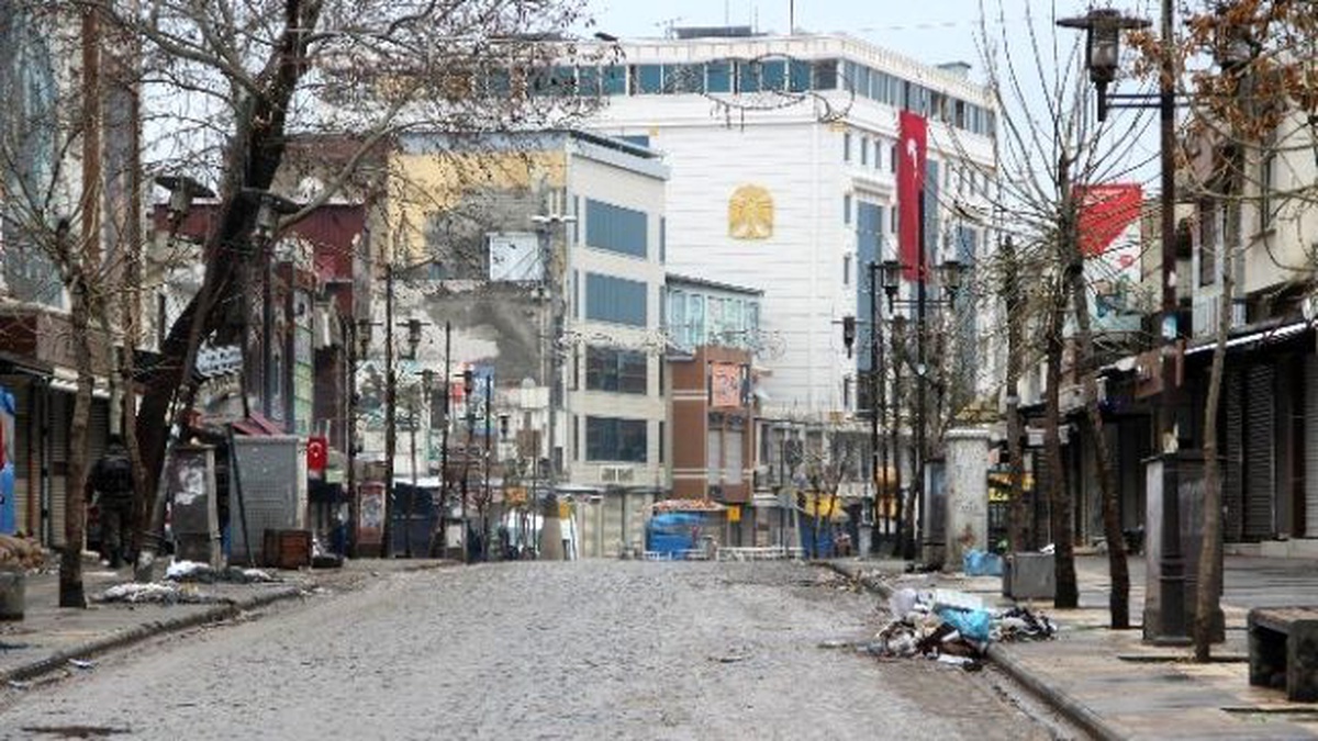 Sur Esnafı Patlama Sesleri Altında Müşteri Bekliyor