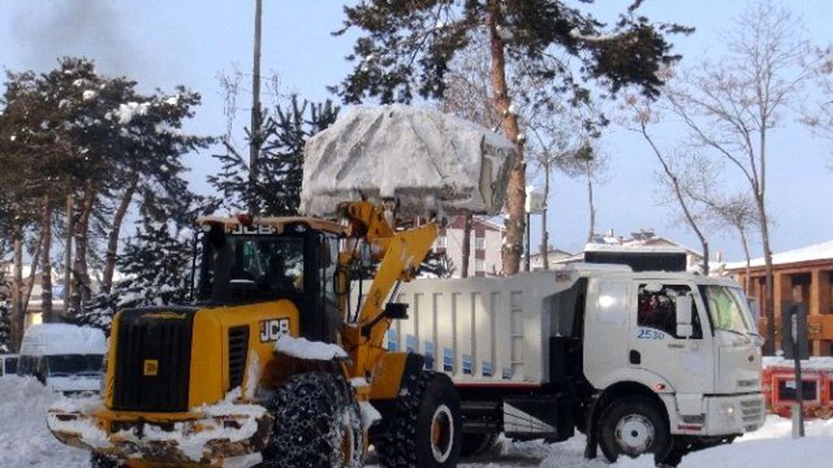 Tatvan\'da Karlar Kamyonlarla Şehir Dışına Taşınıyor