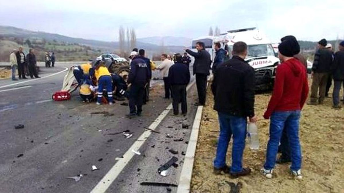 Traktörle Hasta Taşıyan Ambulans Çarpıştı: 4 Yaralı
