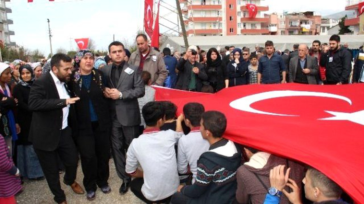Türk Bayraklarıyla Yürüyen Gençleri Şehidin Annesi Karşıladı