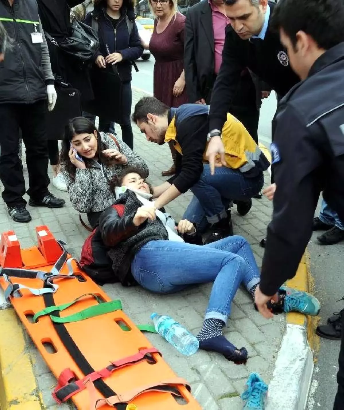 Otobüs Şoförü, Aracı Kaldırıma Kırdı; Genç Kızın Ayaklarının Üzerinden Geçti