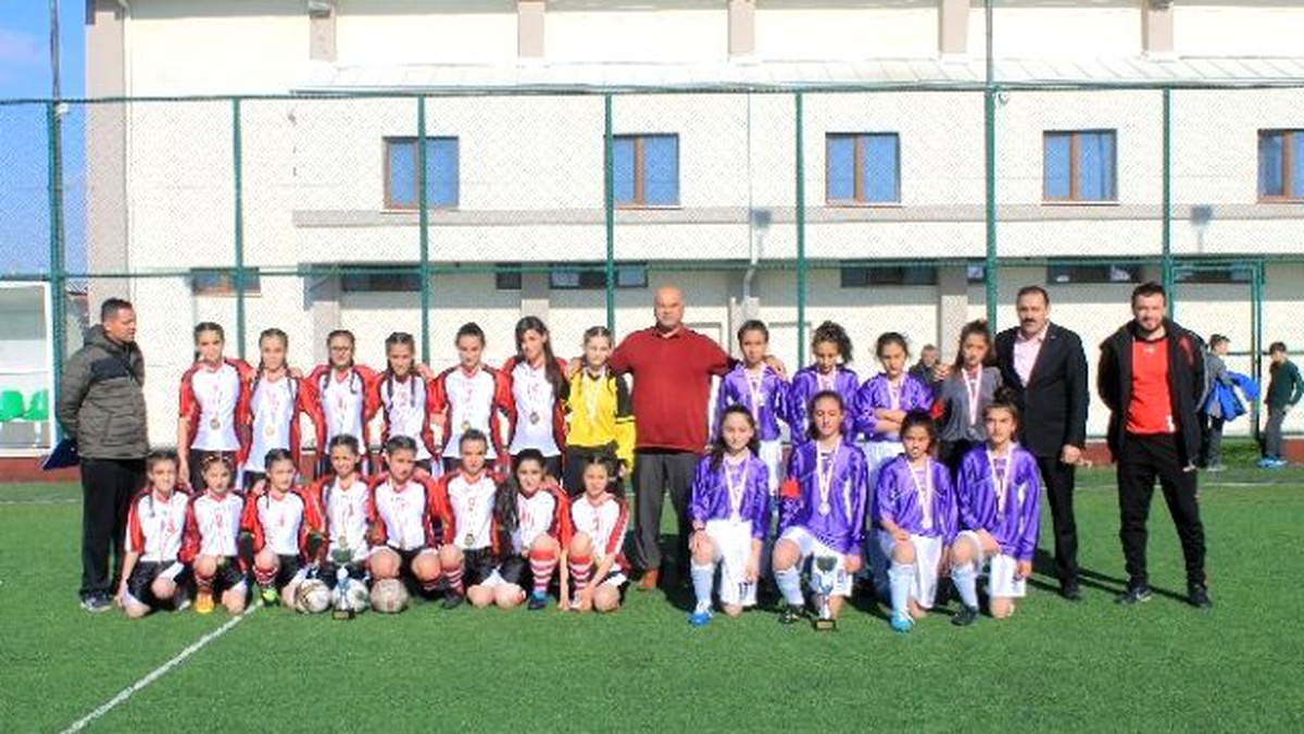 Yıldız Kızlar Futbolda Şampiyon İstiklal Ortaokulu Oldu