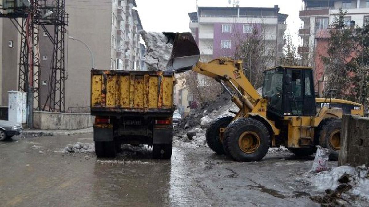 Ara Sokaklarda Kar Taşıma Çalışmaları Devam Ediyor