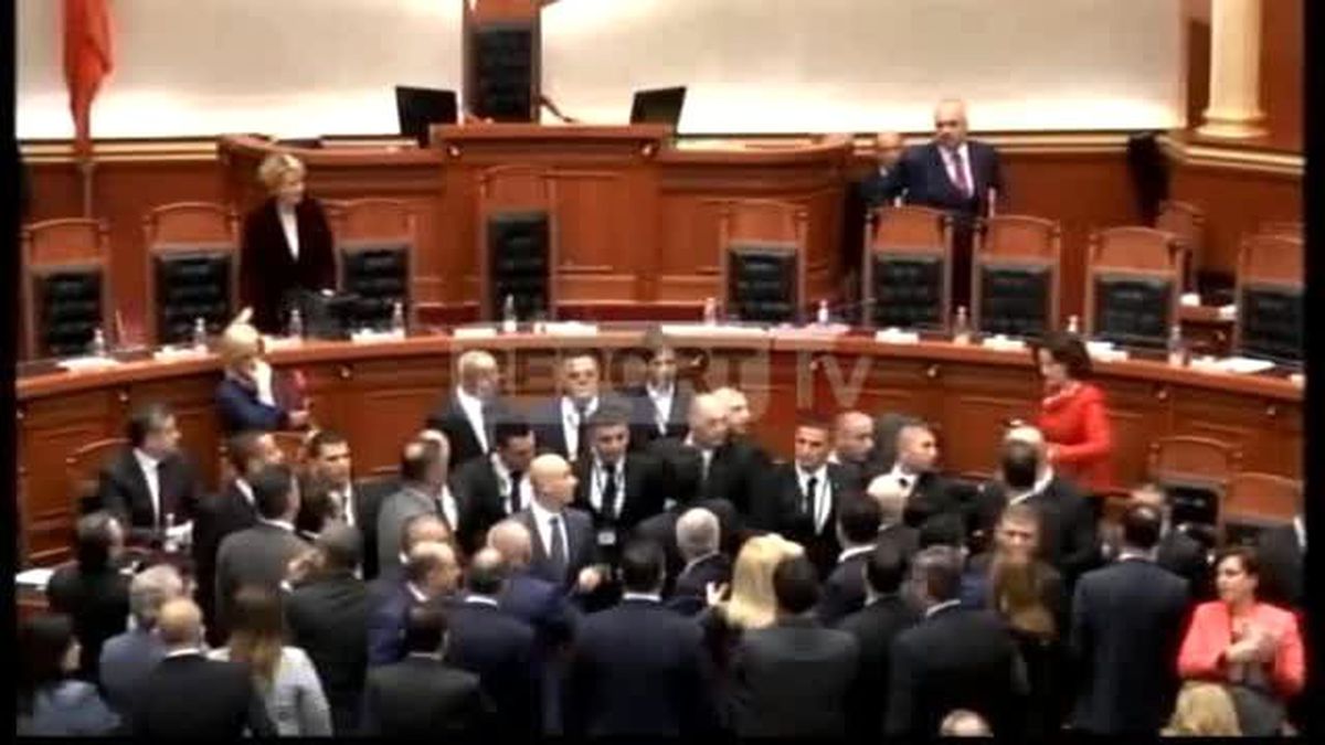Arnavutluk Başbakanı Edi Rama?ya Meclis Genel Kurulunda Yumurtalı Saldırı