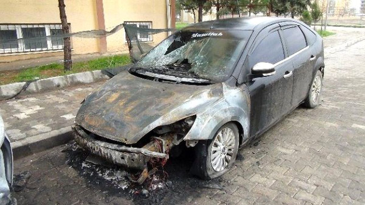 Askeri Personellerin Araçları Kundaklandı