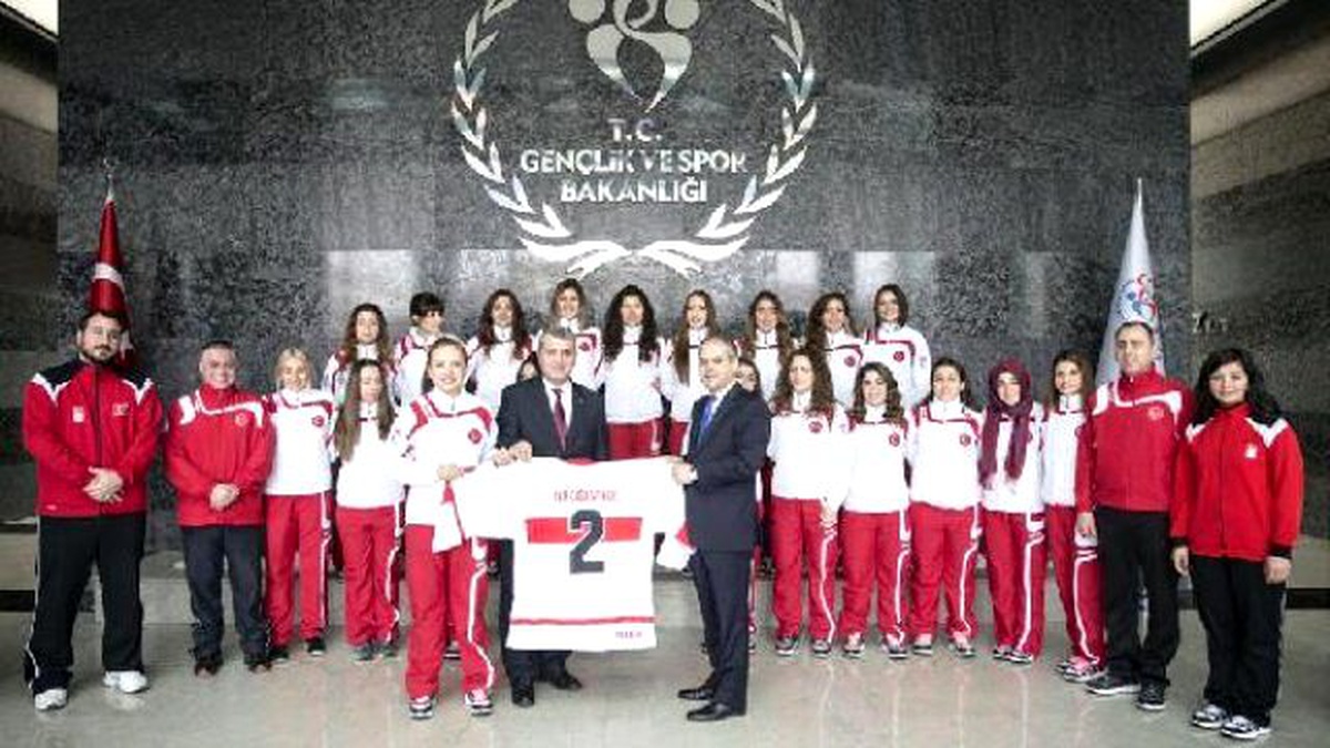 Bakan Çağatay: Buz Hokeyi Kadın Milli Takımını Kabul Etti