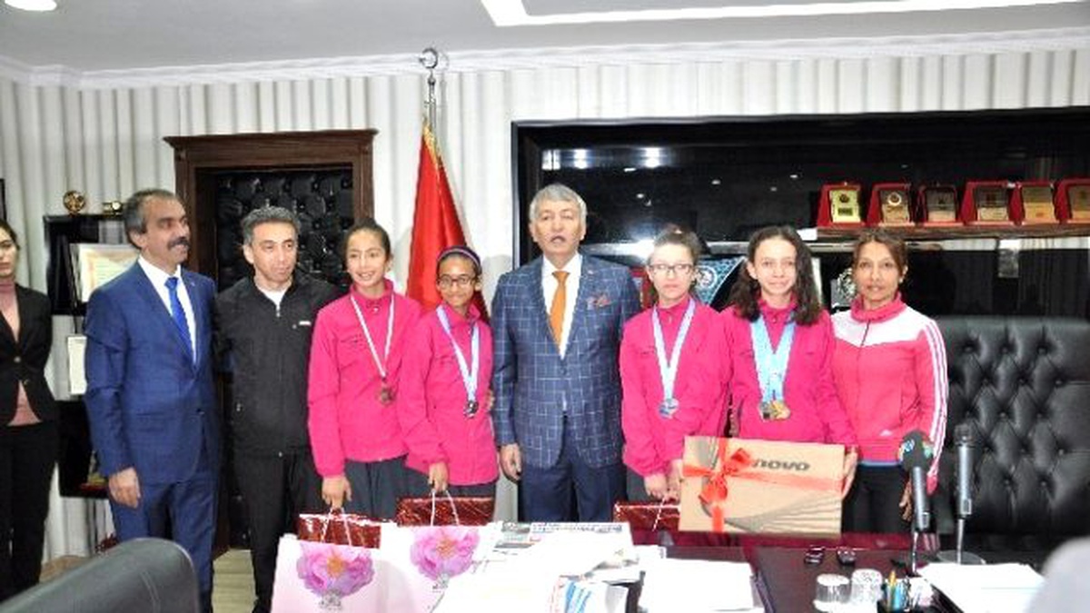 Başkan Günaydın, Sporcuları Ödüllendirdi